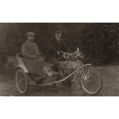 SLM P09-1527 - Två män på motorcykel med sidovagn
