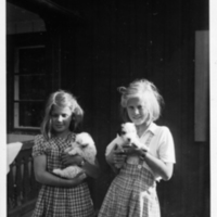 SLM P08-161 - Två flickor med valpar, 1945