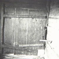 SLM M008183 - Dörr med trägångjärn på loftet i loftbod