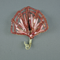 SLM 23062 - Hårsmycke i form av solfjäder med rosa pärlor, paljetter och sidenband