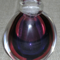 SLM 28187 - Liten oval flaska med propp, av glas i rött/blått och ofärgat, underfång