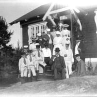 SLM P09-1319 - “Fru P.F., P.F., Julia, Alphonse, Louise, Carl, S.I., Ivar, Vinblad” Solbacken i Oxelösund, tidigt 1900-tal