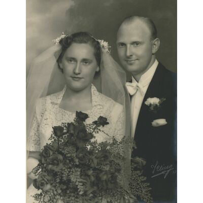 SLM P2021-0158 - Signe och Runes bröllopsfoto år 1951