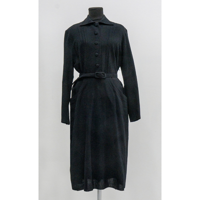 SLM 38812 1-2 - Sorgklänning med skärp, dekorerad med sömmar, sydd av svart tyg, 1940-tal