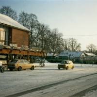 SLM SB13-247 - Malmköpings busstation januari 1984