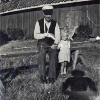 SLM P09-600 - Gustav Jonsson med barnbarn på Nynäs, 1930-tal