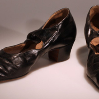 SLM 6008 - Svarta skor med bred klack och slejf, 1920-tal