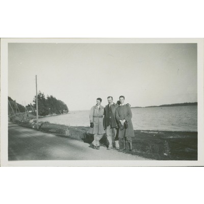 SLM P09-1455 - Porträtt av tre män vid havet