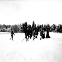 SLM P09-1343 - Sällskap med stavar på isen vintertid, tidigt 1900-tal