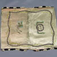 SLM 11172 - Plånbok av rosa siden, broderad och daterad 1792