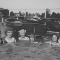 SLM P06-231 - Gruppfoto om sex personer som badar. I
