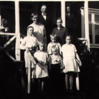 SLM M012432 - Familjen Eriksson och Engman på Mosstorp, 1928