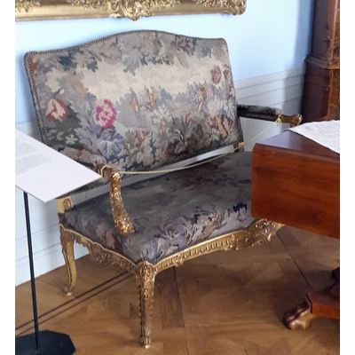 SLM 7108 - Soffa med förgyllt ställ i Louis XV-stil, klädd med äldre gobelängtyg
