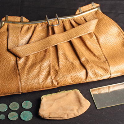 SLM 37209 - Handväska med fickspegel och börs med mynt.