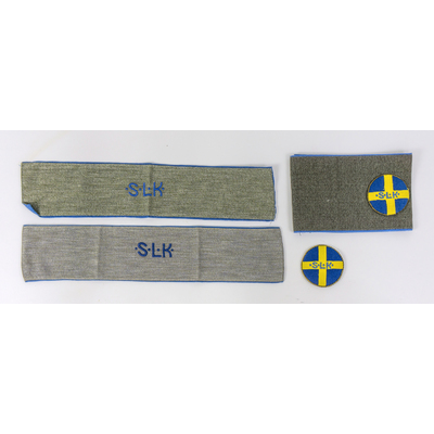 SLM 38949 1-4 - Tre armbindlar och märke, Lottakåren, från Ökna säteri i Floda socken