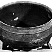 SLM 3832 - Gjutjärnsgryta daterad 1800, från Runtuna prästgård