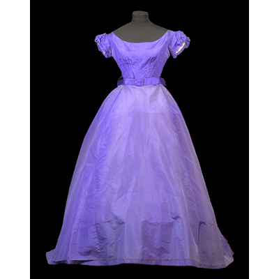 SLM 8621 - Drottning Josephines sorgklänning med tillhörande förkläden