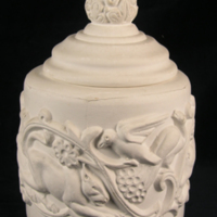 SLM 24178 - Gipsfigur, urna med reliefmotiv av skulptören Adolf Stern (1881-1967)