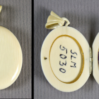 SLM 5030 - Medaljong av elfenben, för foto. Från Arnö gård utanför Nyköping, 1800-tal