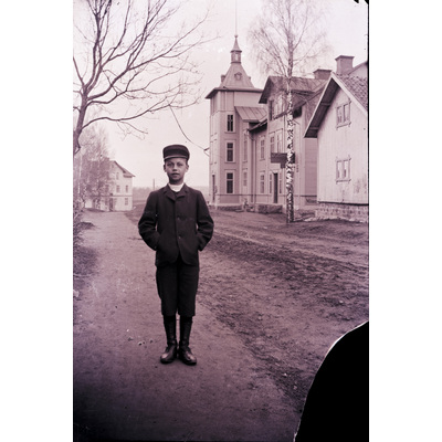 SLM X2013-479 - Pojke på en gata vid Köhlerska kyrkan
