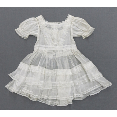 SLM 52594 - Flickklänning av vit gasväv prydd med spetsar, ca 1900