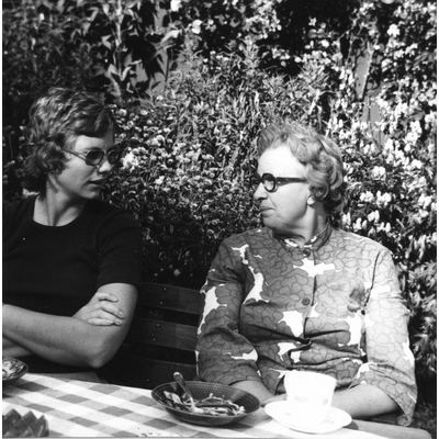 SLM P2023-0073 - Maud Ekman och Ingrid Lindberg fikar i trädgården i Tibble, 1974