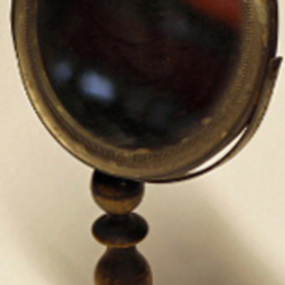 SLM 9256 - Bordsspegel med svarvad fot och spegel infattad i metallbygel
