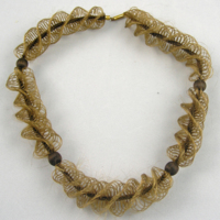 SLM 9262 1 - Halsband, hårarbete med ostämplat knäppe av guld eller förgylld metall