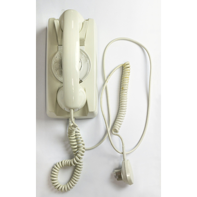 SLM 59379 - Väggtelefon av vit plast, modell Dialog med fingerskiva, från Strängnäs