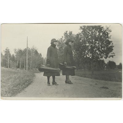 SLM P2022-0389 - Två kvinnor med fioler på landsväg