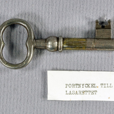 SLM 37561 - Lasarettets första portnyckel, från Mälarsjukhuset i Eskilstuna
