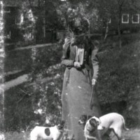 SLM M034133 - En kvinna med tre hundar