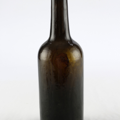 SLM 25613 - Flaska av brunt glas, troligen avsedd för starkvin