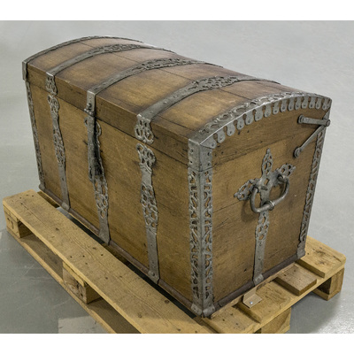 SLM 13969 - Kista av ek med rikt dekorerade beslag