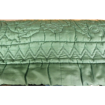SLM 10414 - Täcke av grönt mönstervävt siden