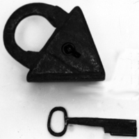 SLM 695 1-2 - Hänglås med nyckel, triangelformat