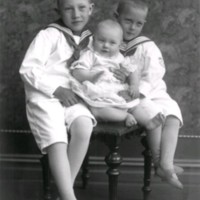SLM M036400 - Två pojkar med sjömanskostym, ett litet barn i mitten, år 1921