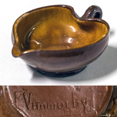 SLM 11464 - Liten lövformad skål av keramik, tillverkad vid Vimmerby Kakel- och Krukmakeri