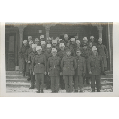 SLM P2022-0524 - Gruppfoto av män i uniform