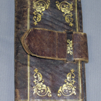 SLM 11000 - Plånbok i brunt saffian med guldtryck på framsidan, 1800-tal