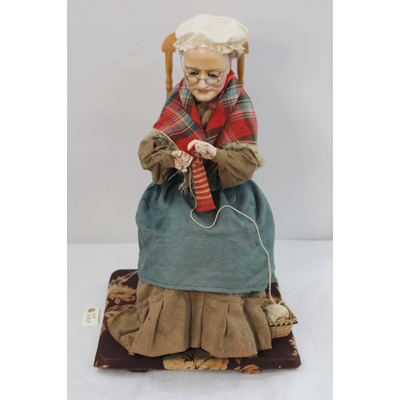 SLM 10864 - Skyltdocka, stickande äldre kvinna, mekaniskt verk från 1800-talets slut