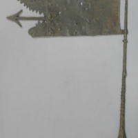 SLM 1060 - Vindflöjel av järnplåt, drakhuvud, från Luckbol i Bälinge socken