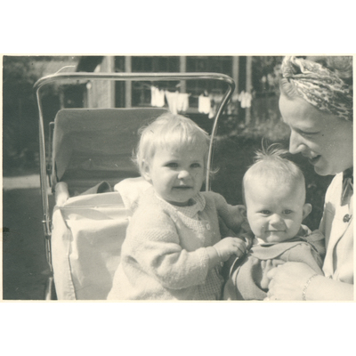 SLM P2018-0760 - Agneta Pinner med dottern år 1946