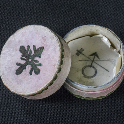 SLM 15643 - Liten rund ask klädd med vaxat färgat papper, 1800-tal