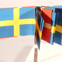 SLM 25947 19 - Flaggor av papper, svenska och danska, julpynt från Eskilstuna