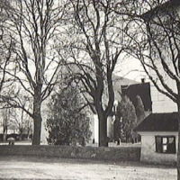 SLM M013754 - Stora Malms kyrka med klockstapel i förgrunden