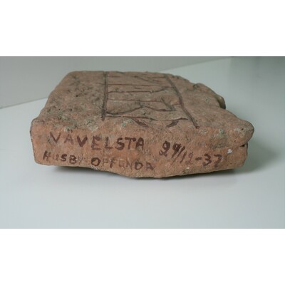 SLM 18011 275 - Runstensfragment, kalksten, möjligen del av en så kallad 