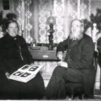 SLM M032997 - Handlaren Ernst Åsberg (1843-1920) med sin hustru Augusta och ett fotoalbum