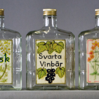 SLM 36583 1-3 - Flaskor med handmålade etiketter, Svarta vinbär, Bäsk och Hirkum pirkum