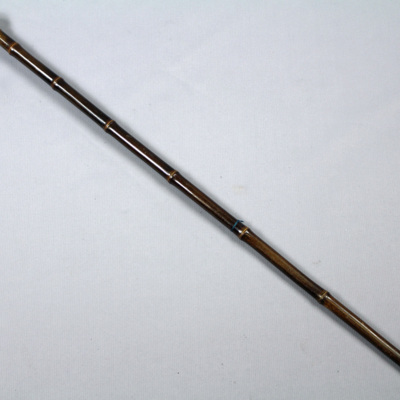 SLM 8488 - Spatserkäpp av bambu med doppsko av metall, kan användas som ljusstake